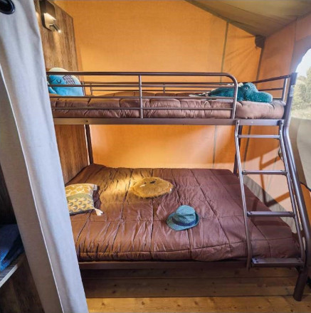 Chambre enfants de la tente Kenya, en location hébergement insolite au camping les Amandiers dans l’Hérault